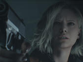 Une capture d'écran de la protagoniste de Resident Evil Reqiuem, Grace Ashcroft, tenant une arme à feu