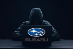 Un chercheur en sécurité a découvert une faille qui lui permet de suivre et de contrôler les voitures Subaru. (Source de l&#039;image : logo Subaru et Shutterstock, avec modifications)