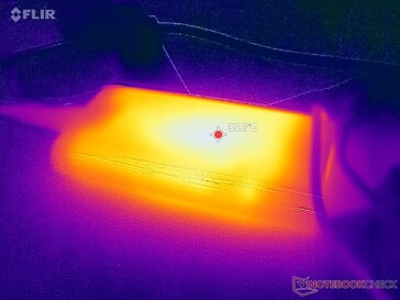 L'adaptateur CA atteint plus de 36°C lorsque les charges sont élevées