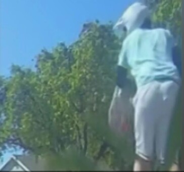 Les caméras cachées peuvent être déposées en quelques secondes, comme l'a fait ce suspect de Chino Hills en scooter. (Source : KTLA)