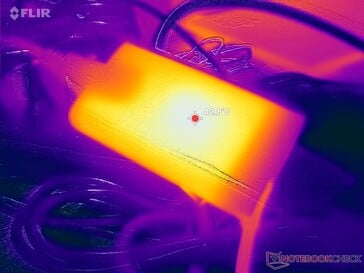 L'adaptateur CA atteint plus de 43 °C lorsque les charges sont élevées