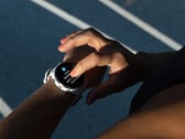 La fonctionnalité de l'écran tactile devrait désormais être respectée sur plusieurs smartwatches Forerunner. (Source de l'image : Garmin)