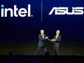 Les dirigeants d'Intel et d'Asus riant lors de la keynote du Computex. (photo : Andreas Sebayang/Notebookcheck.com)