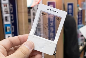 Le discret bouton de déclenchement est visible dans la partie inférieure du cadre (Source de l'image : DC.Watch Japan)