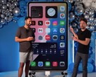 Les YouTubers DIY Perks et MrWhoseTheBoss ont construit le plus grand iPhone 15 Pro Max du monde. (Source de l'image : YouTube / MrWhoseTheBoss)