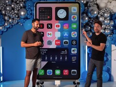 Les YouTubers DIY Perks et MrWhoseTheBoss ont construit le plus grand iPhone 15 Pro Max du monde. (Source de l&#039;image : YouTube / MrWhoseTheBoss)