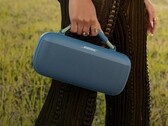 La poignée flexible donne à la Bose SoundLink Max l'aspect d'un sac à main (Image Source : Bose)