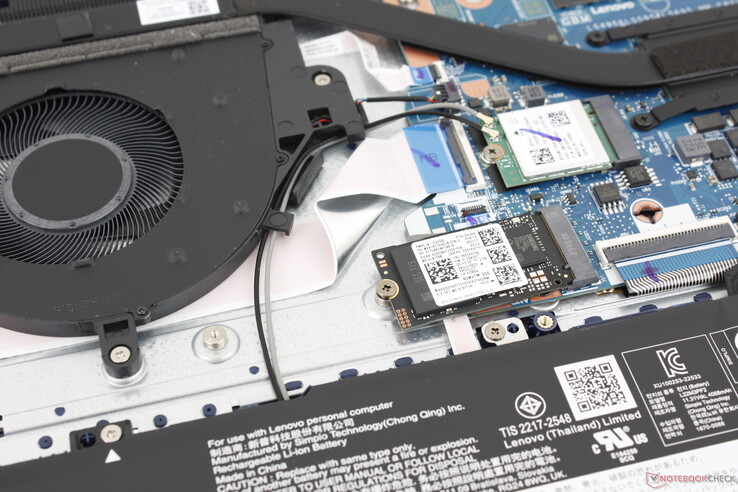 Bien que le modèle soit livré avec un disque SSD plus court de 42 mm, l'emplacement peut également accueillir des disques d'une longueur standard de 80 mm. Il n'y a pas d'options d'emplacement secondaire