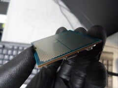 Un utilisateur de Reddit a partagé des images montrant son CPU 9800X3D &quot;explosé&quot; après l&#039;avoir utilisé avec une carte mère MSI X870E Tomahawk WiFi. (Source de l&#039;image : Realistic_Age_718 via Reddit)