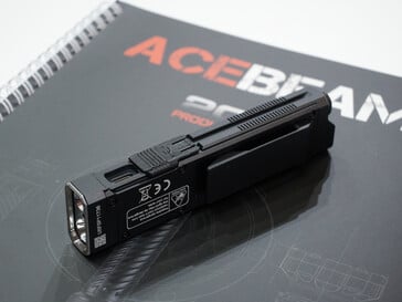 L'Acebeam UC25 est doté d'un port USB et d'un clip ceinture (Image source : Andreas Sebayang/Notebookcheck.com)