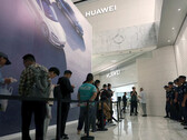 File d'attente devant le magasin phare de Huawei en Chine (Source : Reuters)