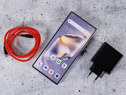 Le Nubia Z60 Ultra Leading Version est livré avec un chargeur rapide assorti. (Source de l'image : Daniel Schmidt / Notebookcheck)