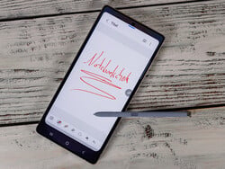 Le stylet S Pen fait à nouveau partie du Galaxy S25 Ultra. (Source de l'image : Daniel Schmidt)