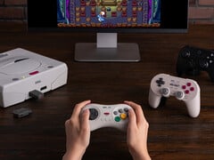 8BitDo a décidé de célébrer le 30ème anniversaire de la Sega Saturn avec deux nouveaux produits. (Source de l&#039;image : 8BitDo)