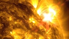 Le pic des éruptions solaires menace les GPS, les satellites, les vols, les réseaux électriques et les appareils électroniques dans le monde entier. (Source : NASA/SDO)