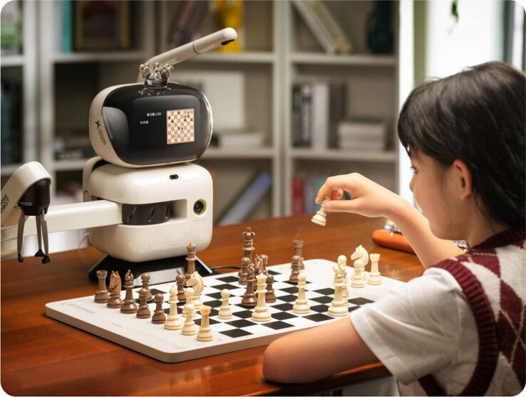 Le robot SenseRobot Chess peut fournir des commentaires vocaux sur les mouvements et la stratégie pendant les parties. (Source de l'image : SenseRobot)