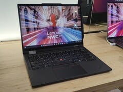 Faites vos premiers pas : Du petit au grand - Lenovo lance le premier ThinkPad T doté de fonctions de stylet et de tablette et supprime le X13 2-en-1 en contrepartie (photo : ThinkPad T14s 2-en-1 Gen 1, source de l&#039;image : Benjamin Herzig/Notebookcheck.com)