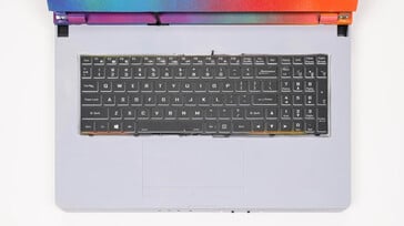 Le clavier et le trackpad de l'ordinateur portable de jeu (Source : PenBar)