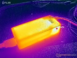 L'adaptateur CA atteindrait plus de 39°C lors de l'utilisation de charges exigeantes