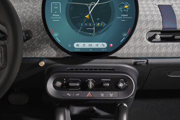 Tout, du sélecteur de vitesse aux modes de conduite, en passant par le volume de la musique et le frein de stationnement, est contrôlé à partir des interrupteurs à bascule situés sous la console centrale. (Source de l'image : Mini)