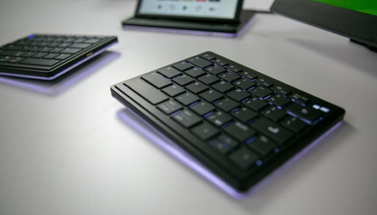 Le Tetra Keyboard est doté de touches lumineuses et d'un éclairage d'accentuation autour du corps. (Source de l'image : Tetra Keyboard sur Kibidango)