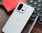 Le OnePlus 13T est l'un des nombreux téléphones compacts haut de gamme disponibles en Chine, mais pas dans le monde entier. (Source de l'image : Flying Bun sur Weibo)