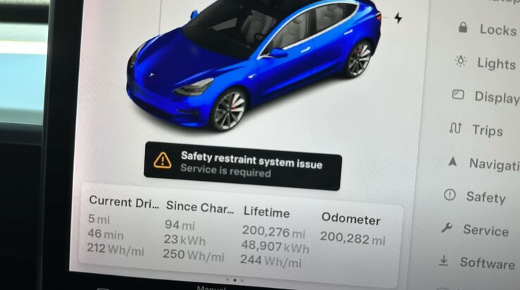 La Tesla Model 3 Performance 2018 de Lawrence a parcouru plus de 200 000 miles avec une efficacité de 244 Wh/miles. (Source de l'image : Tesla Joy via YouTube)