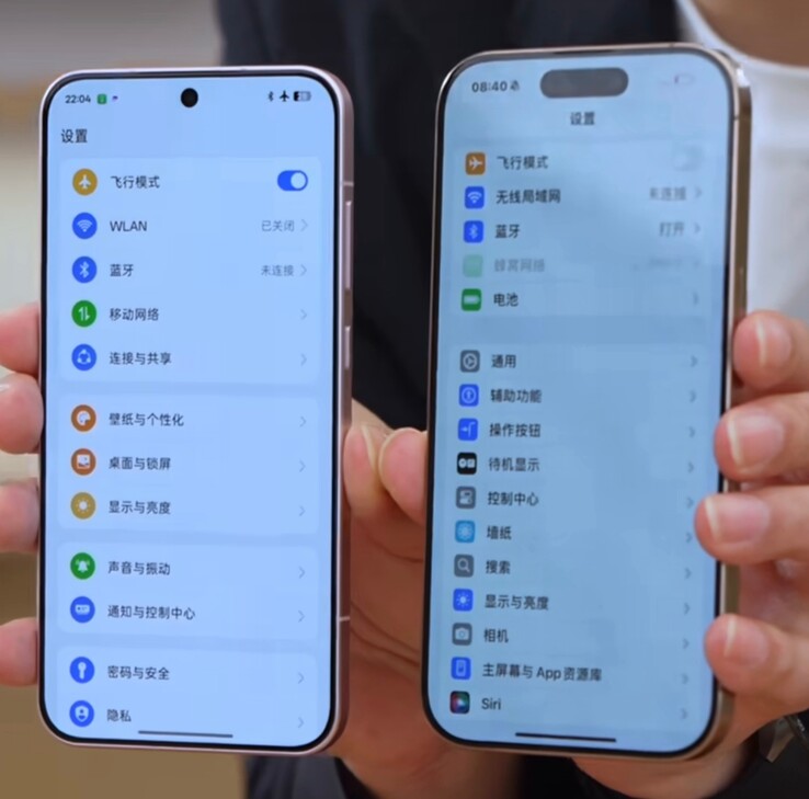 Le "Oppo Find X8s" à côté d'un iPhone (à droite). (Source : Digital Chat Station via Weibo)