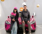 Ce jeune couple a reçu le 200 000e Xiaomi SU7, en optant pour la couleur rouge spéciale (Image source : Xiaomi)