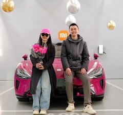 Ce jeune couple a reçu le 200 000e Xiaomi SU7, en optant pour la couleur rouge spéciale (Image source : Xiaomi)