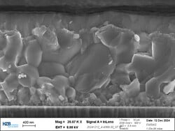 Les différentes couches ne sont visibles qu'au microscope électronique à balayage. (Source de l'image : G. Farias Basulto/HZB)