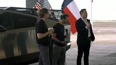 Elon Musk annonçant la raffinerie de lithium Tesla à côté du Cybertruck (image : Tesla)