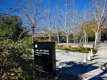 Vous devriez pouvoir apercevoir le parc Apple quelque part ici ...