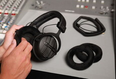 Deux câbles de longueurs différentes et deux types d'oreillettes sont inclus (Source de l'image : Beyerdynamic)