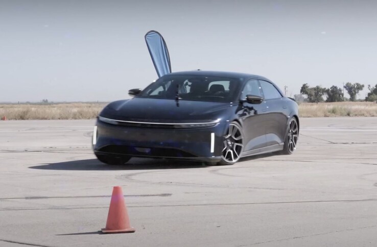 La Lucid Air Sapphire l'emporte haut la main sur la Model S Plaid dans le U-drag. (Source de l'image : Edmunds Cars via YouTube)
