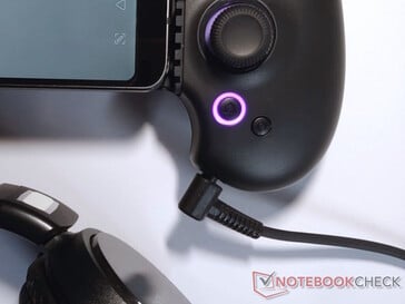 Les joueurs de l'Abxylute S9 peuvent profiter d'une latence audio réduite en utilisant la prise casque 3,5 mm intégrée et le DAC USB. (Source de l'image : Notebookcheck)