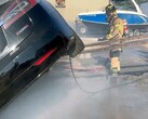 Un pompier de Sacramento éteint une Tesla (image : SFD)