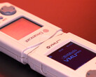 Le VMU Pro de 8BitMods offre également la possibilité de charger en USB Type-C. (Source de l'image : 8BitMods)