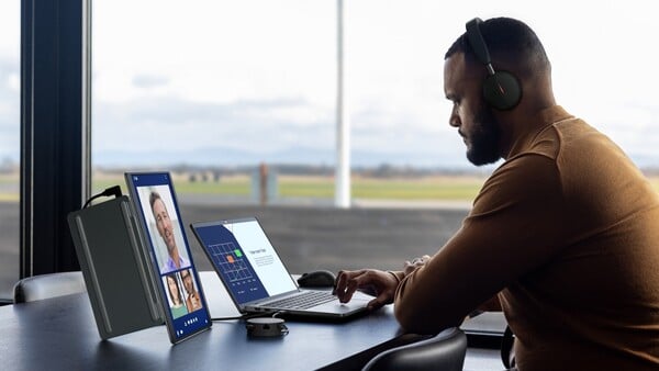 L'écran portable Dell Pro 14 Plus peut également être utilisé en mode portrait. (Source de l'image : Dell)