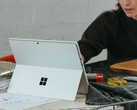 Microsoft donnera le coup d'envoi de l'année 2025 avec de nouveaux ordinateurs portables Surface Laptop et Surface Pro basés sur la technologie x86. (Source de l'image : Microsoft)