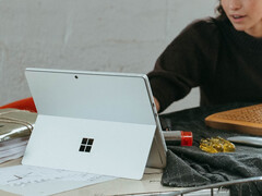 Microsoft donnera le coup d&#039;envoi de l&#039;année 2025 avec de nouveaux ordinateurs portables Surface Laptop et Surface Pro basés sur la technologie x86. (Source de l&#039;image : Microsoft)