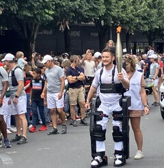 Kevin Piette, paralysé, marche avec la torche des Jeux olympiques de 2024 en portant l&#039;exosquelette Wandercraft Atalante X. (Source de l&#039;image : Jean Louis Constanza, Wandercraft) 