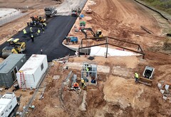 Des photos prises par un drone révèlent un tunnel en forme de cybertruck à la Giga Factory de Tesla (Source de l&#039;image : JoeTegtmeyer/X)