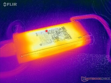 L'adaptateur CA atteint plus de 47°C lorsque les charges sont élevées