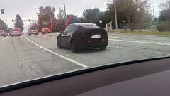 Tesla Model Y Juniper en test avec la barre de feux arrière allumée (Image source : TeslaDashCam/X)