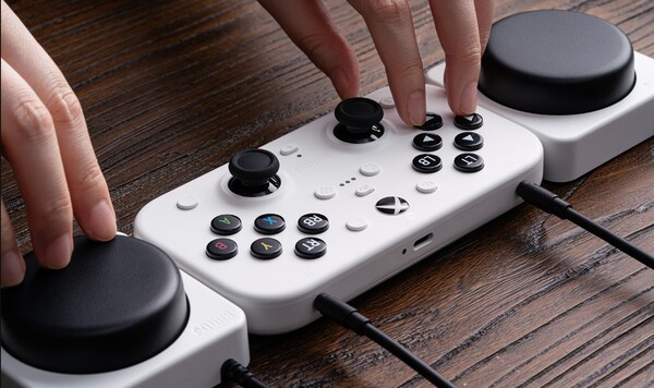 La manette sans fil 8BitDo Lite SE 2.4G pour Xbox est équipée de deux grands super-boutons personnalisables. (Source de l'image : 8BitDo).