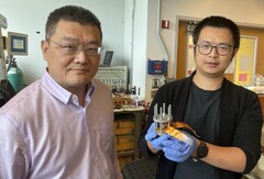 Hailong Chen et Zhantao Liu présentent une nouvelle cathode peu coûteuse pour les batteries lithium-ion à l&#039;état solide. (Source de l&#039;image : Jerry Grillo / Nature Sustainability / Georgia Institute of Technology)