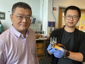 Hailong Chen et Zhantao Liu présentent une nouvelle cathode peu coûteuse pour les batteries lithium-ion à l'état solide. (Source de l'image : Jerry Grillo / Nature Sustainability / Georgia Institute of Technology)