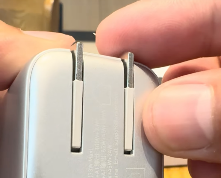 La vidéo de déballage qui a fuité confirme également la présence d'une prise pliable sur le chargeur Anker 140W. (Source de l'image : Xiao Li TV via YouTube)