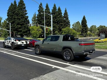 Cybertruck vs Rivian R1T taille